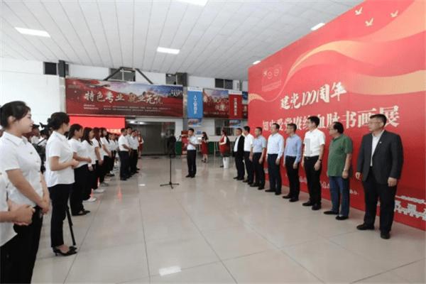 河南春晚赢麻了!杨幂穿旗袍宣传惊艳众人,戴翡翠尽显温婉贵气