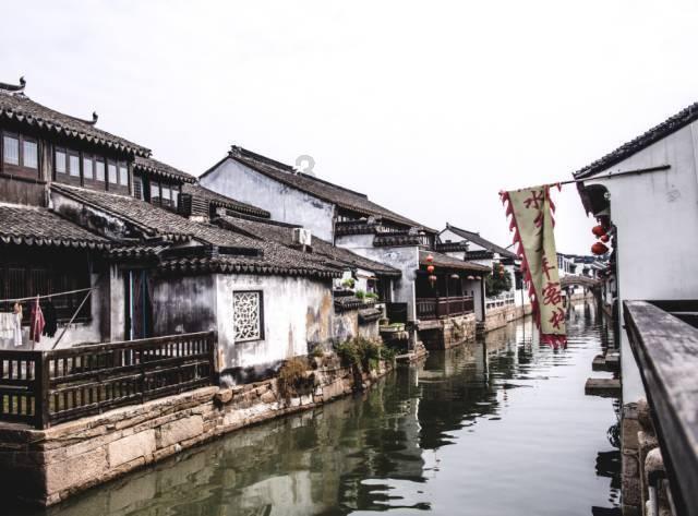 受降雪及大雾天气影响，甘肃多条高速实施临时交通管制